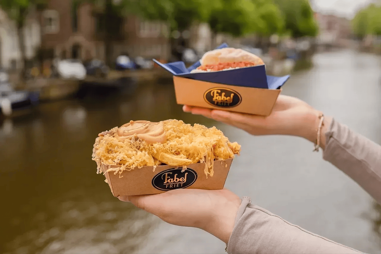 Frietjes van Fabel Friet op de Amsterdamse grachten