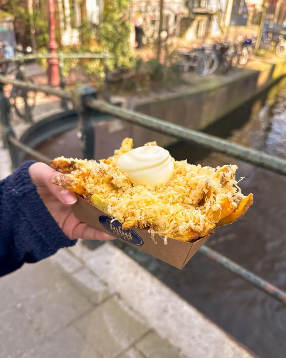 Frietjes van Fabel op de brug op de Amsterdamse grachten