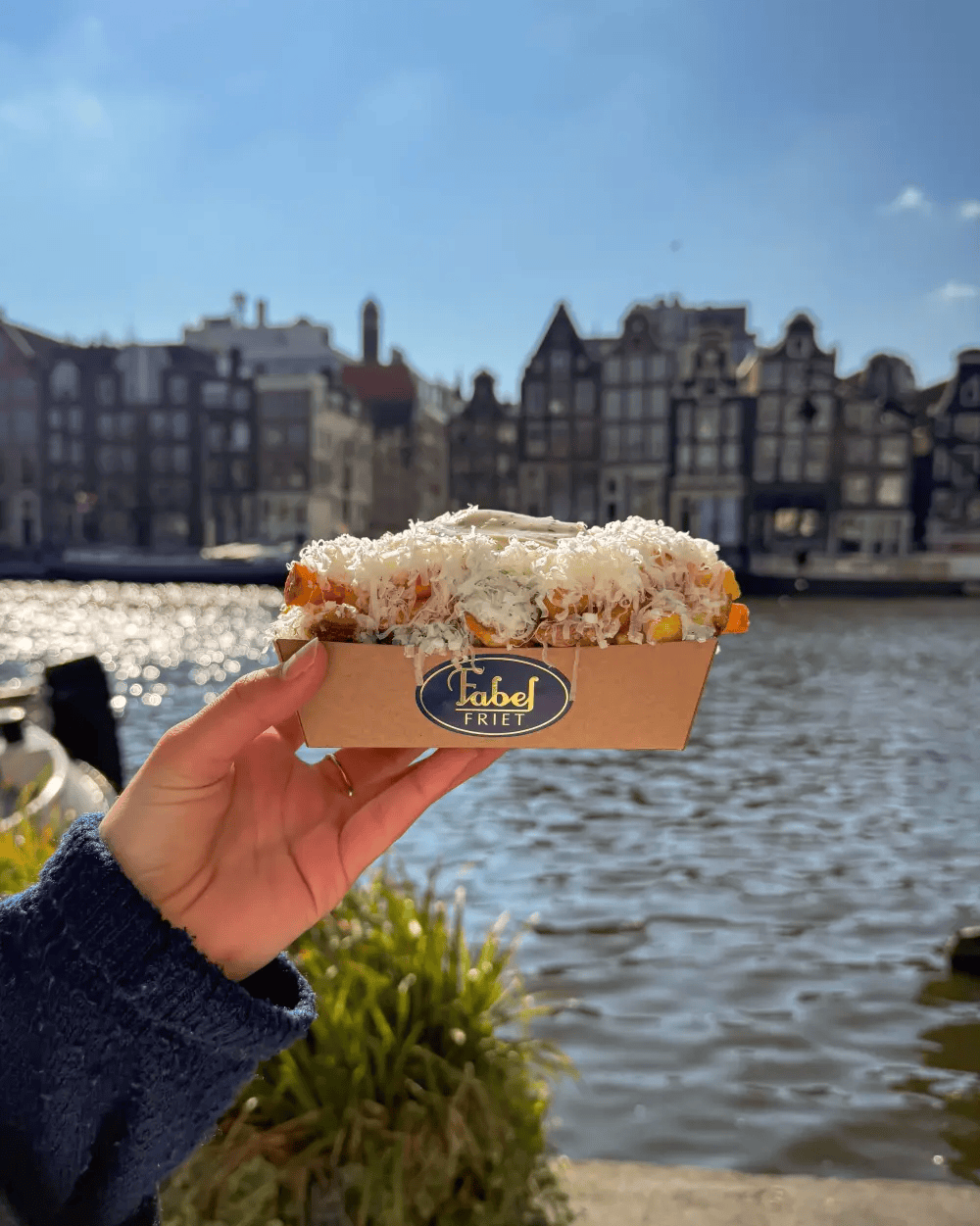 Frietjes van Fabel Friet met Parmezaan op de Amsterdamse grachten